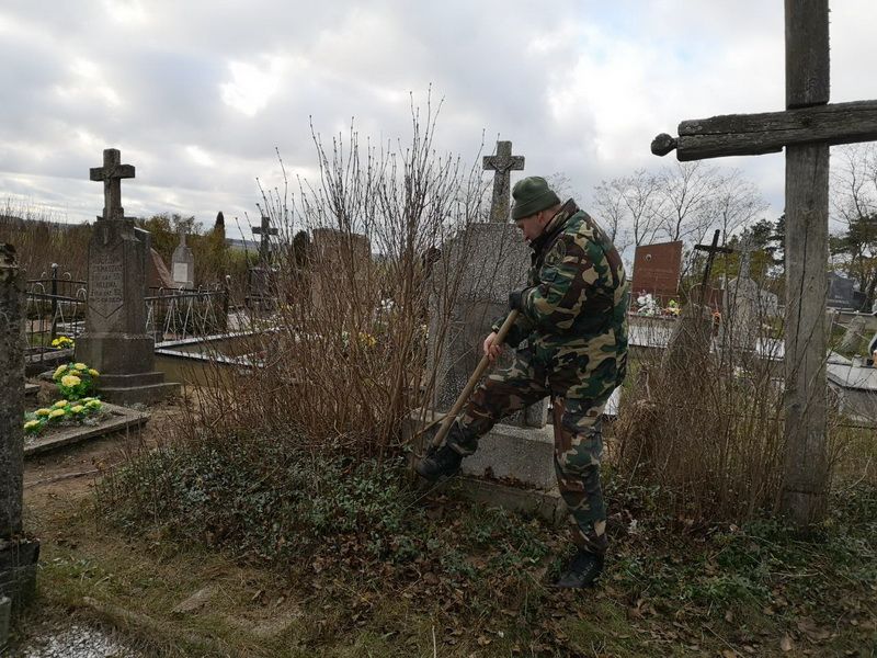 Ypatingos žvakutės sužiba ant nelankomų kapų – Kilni pasieniečių misija baigta