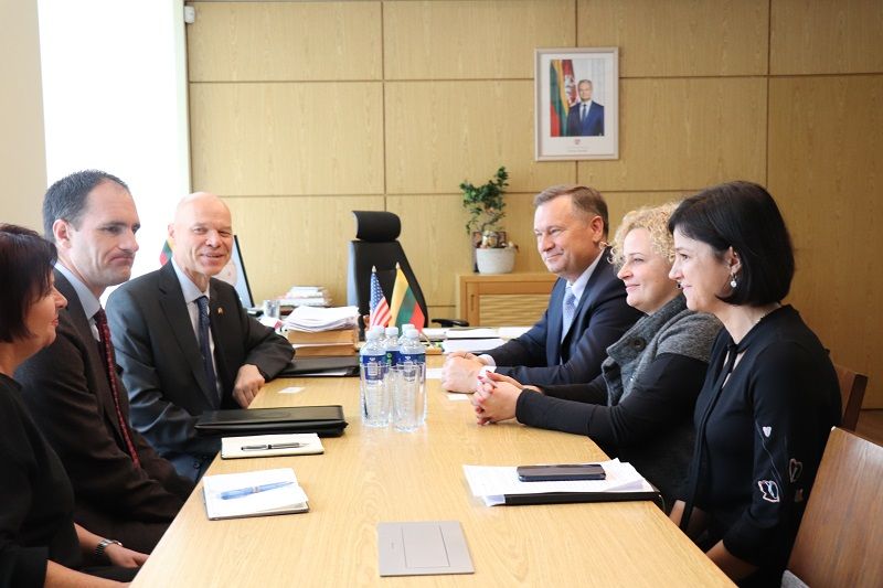 JAV ambasadorių domino gaisras Alytuje ir Kurnėnų Lauryno-Radziukyno mokykla