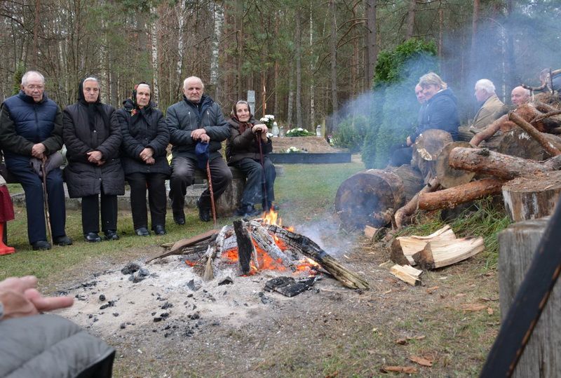 Unikali tradicija gyva – Margionyse Vėlinių laužai simboliškai tebejungia gyvuosius ir mirusius (foto)