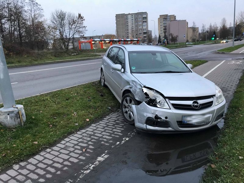 Alytaus Raudonkalnio gatvėje susidūrė Mercedes ir Opel automobiliai (foto)