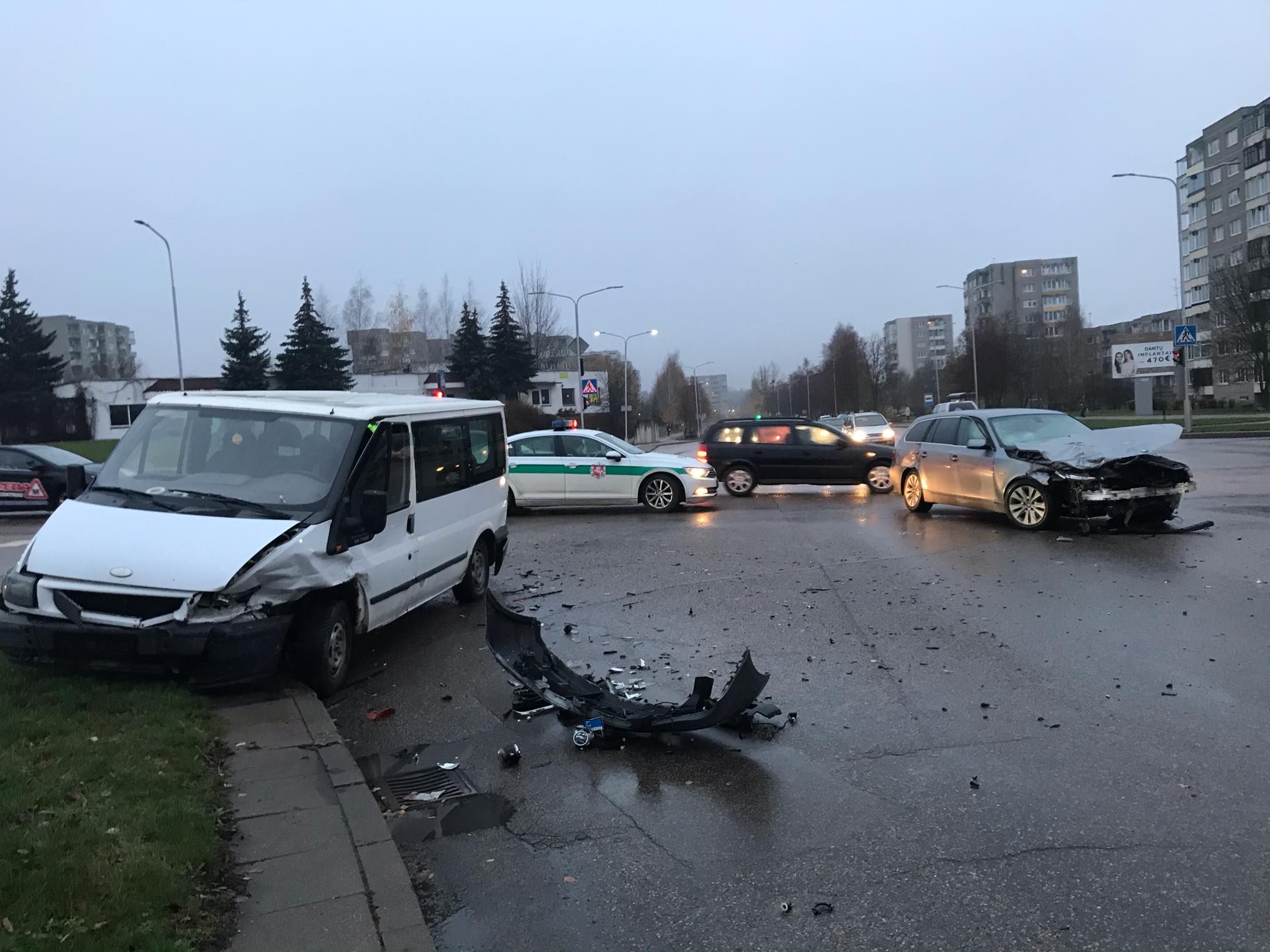 Prie Alytaus Senukų susidūrė Ford Transit ir BMW automobiliai (foto)