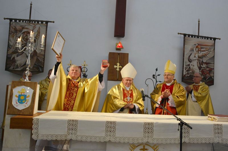 Senosios Varėnos bažnyčios jubiliejaus iškilmėse kunigui Pranciškui Čiviliui įteikta prasminga Popiežiaus Pranciškaus dovana (foto)