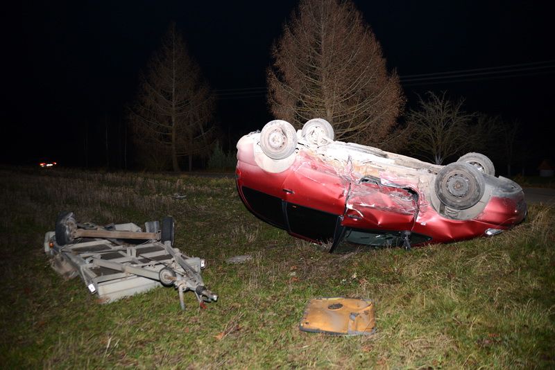 Prie Daugų neblaivaus vairuotojo Audi taranavo Ford automobilį su priekaba (foto)