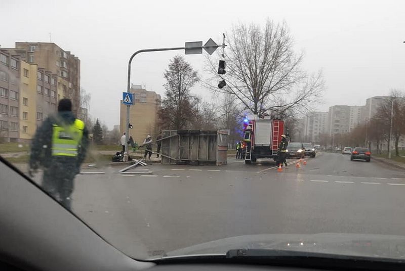 Alytaus Likiškėlių gatvėje Toyotos priekaba atsitrenkė į šviesoforą