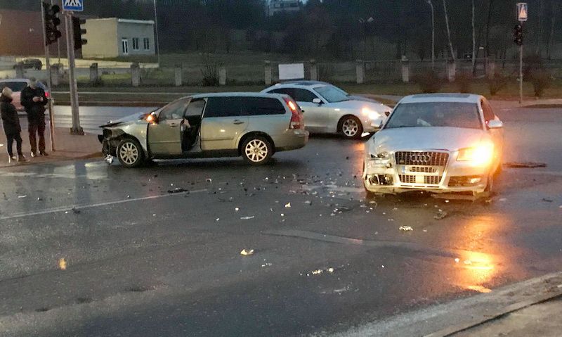 Alytaus Jazminų-Likiškėlių gatvių sankryžoje vėl autoįvykis, neveikiant šviesoforui susidūrė du lengvieji atomobiliai (foto)