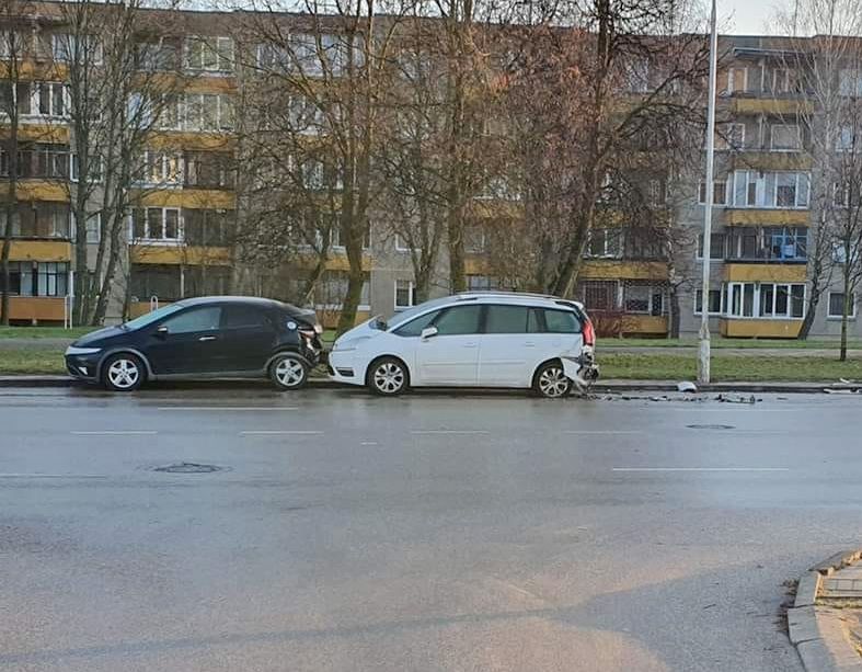 Slidžioje Alytaus Likiškėlių gatvėje susidūrė du lengvieji automobiliai