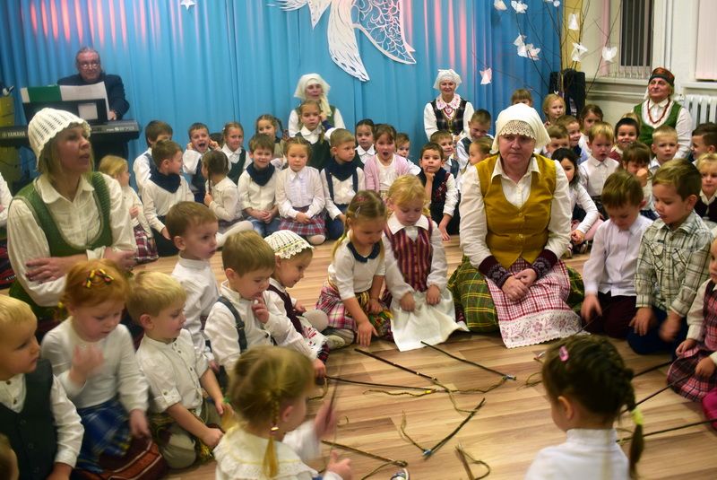 Senosios Varėnos “Nykštuko” auklėtiniai susikaupę pasitiko Advento laikotarpį