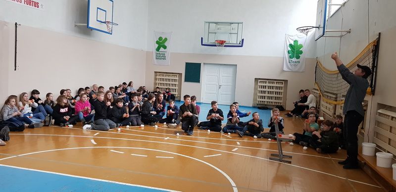 Žongliravimo pamoka Pivašiūnuose,,Pamatyk, pabandyk, žongliruok“