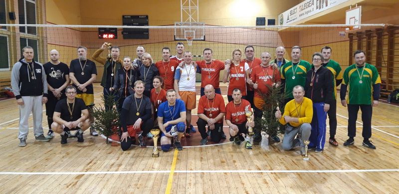 Alytaus rajono tinklinio mėgėjai sezoną pradėjo Kalėdiniu tinklinio turnyru