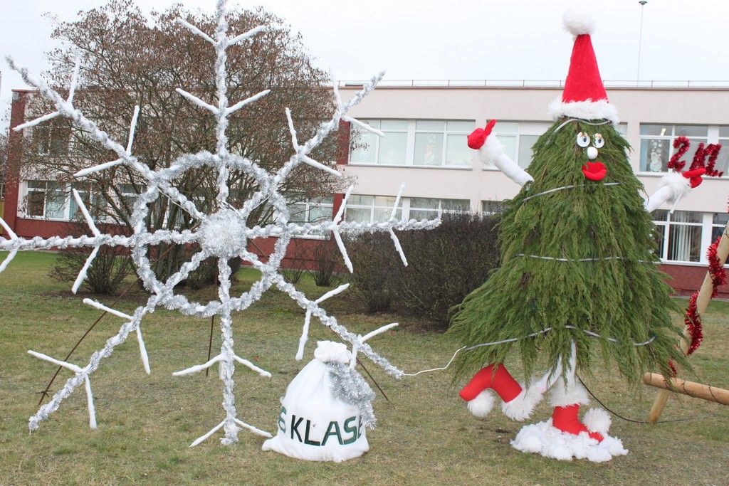 Grožio ir išmonės formulė: kalėdinių dekoracijų parkas Butrimonių gimnazijoje (foto)