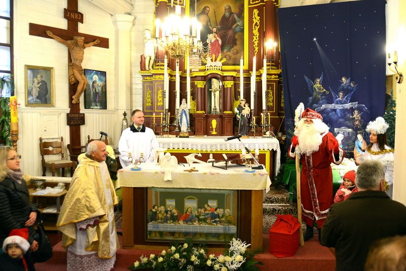 Kalėdų senelis su Žvaigžde pirmąją Kalėdų dieną apsilankė Alovės Švč. Trejybės bažnyčioje (video+foto)