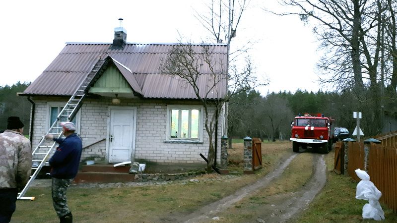 Naujųjų Metų pirmą dieną ugniagesiai vyko į Raitininkų kaimą (foto)