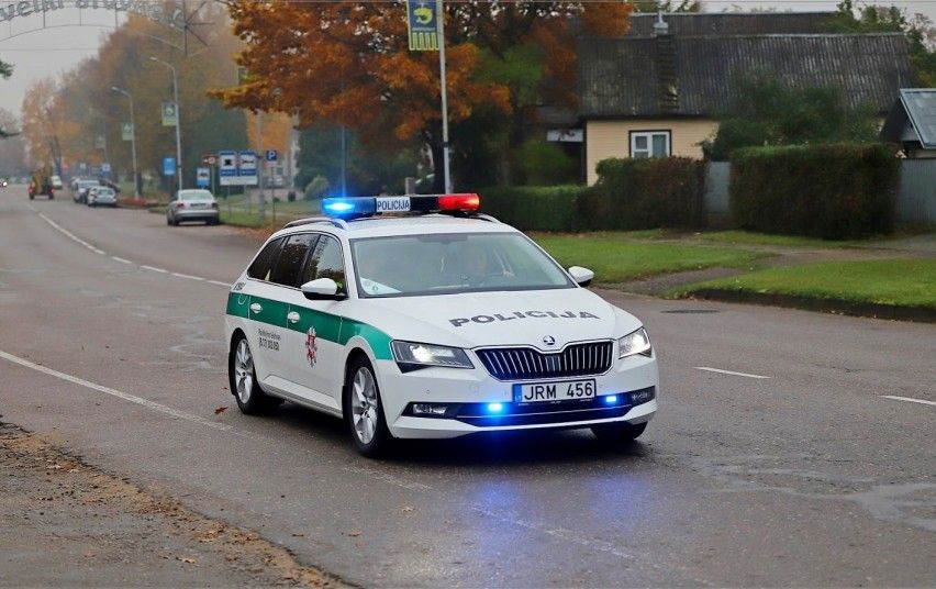 Varėnoje iš policininkų globos pasišalino konvojuojamas sulaikytasis, Butrimonių seniūnijoje susimušė trys broliai
