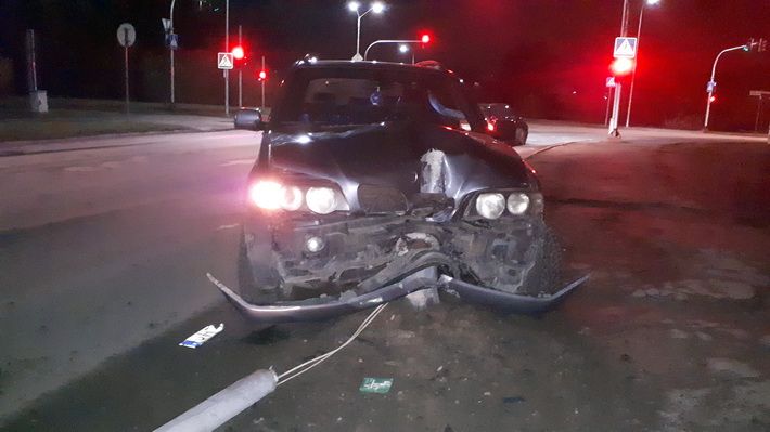 Alytuje neblaivų BMW vairuotoją stabdė ir raudonas šviesoforo signalas ir stulpas (foto)
