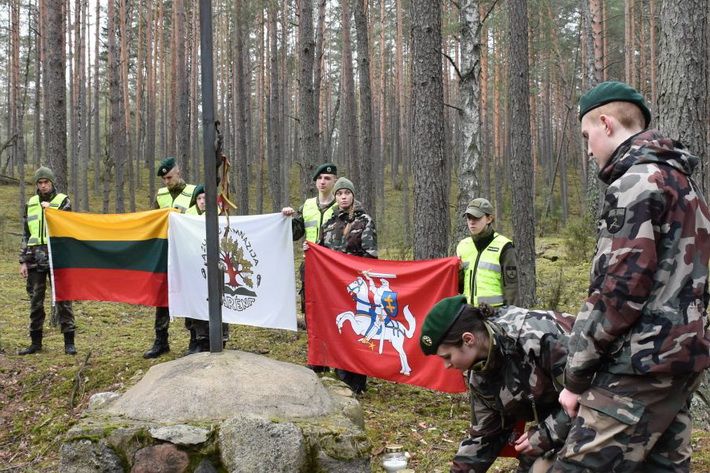 Varėniškiai prasmingu žygiu į Genio būrio partizanų bunkerį pagerbė čia žuvusius paskutinius Varėnos krašto partizanus (foto)