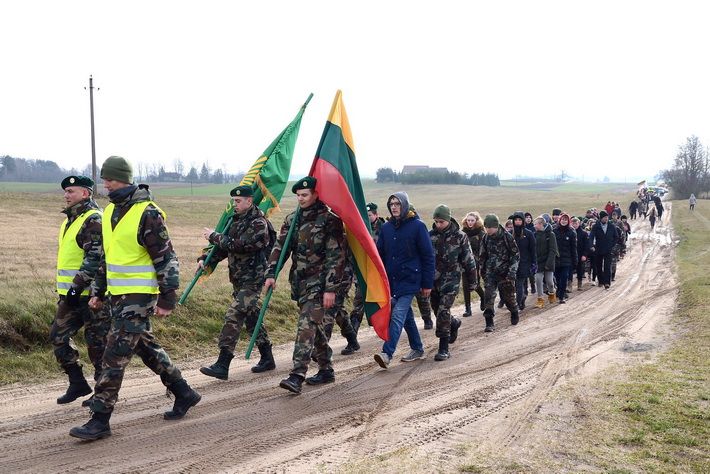 Žengdami partizanų takais butrimoniškiai paminėjo Vasario 16-ąją (foto+video)