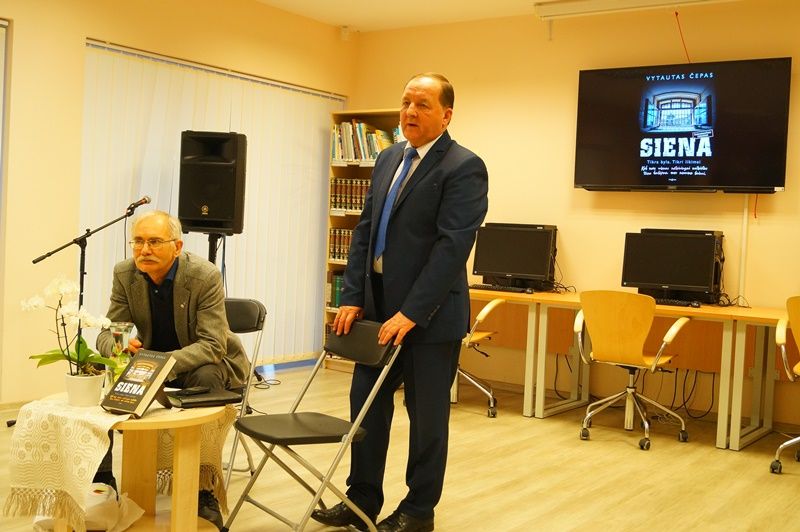 Varėnos viešojoje bibliotekoje pristatytas Vytauto Čepo dokumentinis romanas „Siena“