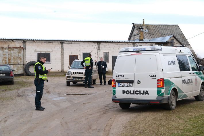 Simno seniūnijoje kirviu užpultas ir sužalotas nacionalinės mokėjimo agentūros darbuotojas (foto)