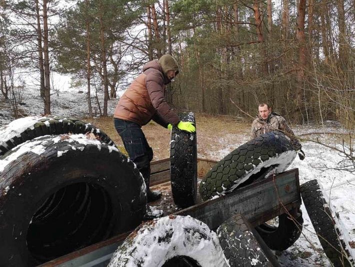 Medžiotojų klubas “Daugis” miškuose surengė švaros talką (foto)