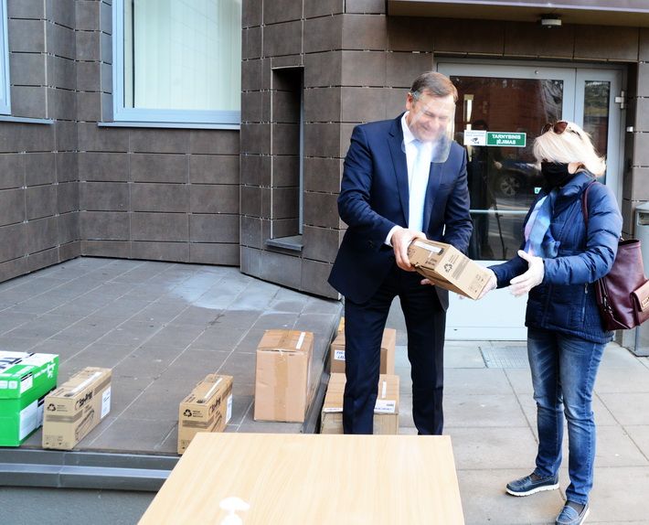 Alytaus rajono bendruomenėms dovanojamos apsauginės veido kaukės (video)