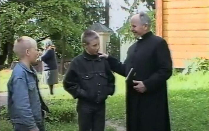 1997 metais Alovės klebono-monsinjoro pasakojimas apie parapiją (video)