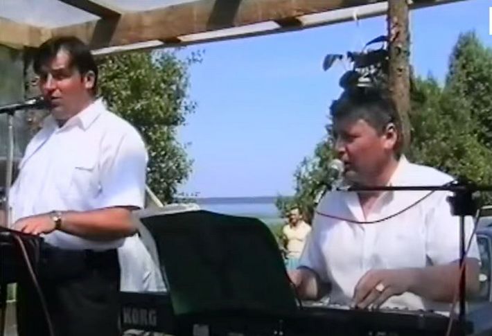 Petras Stankevičius ir Stasys Juškauskas 1999 metais grojo prie Kryžių koplyčios. Vlado Krušnos archyvas (video)