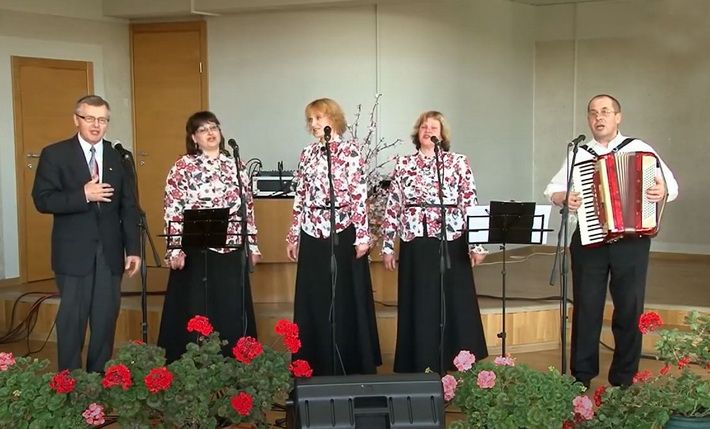 Su Motinos diena! Dainuoja Krekštėnukai (video)