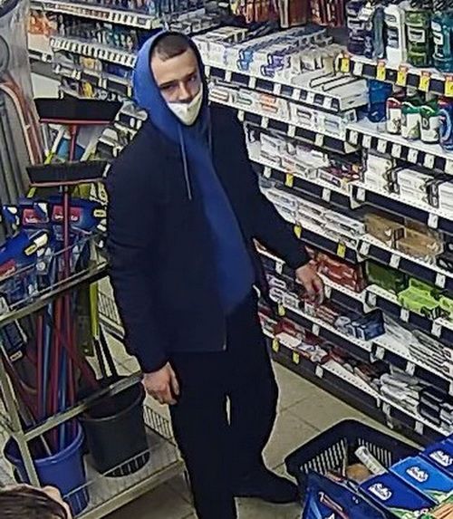 Siekiant išsiaiškinti vagystę iš parduotuvės, Alytaus policija prašo padėti atpažinti asmenį