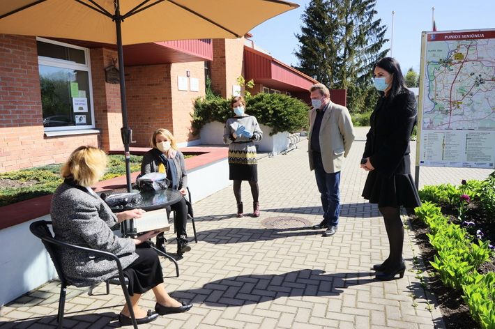 Alytaus rajono bibliotekos persikėlė po skėčiais