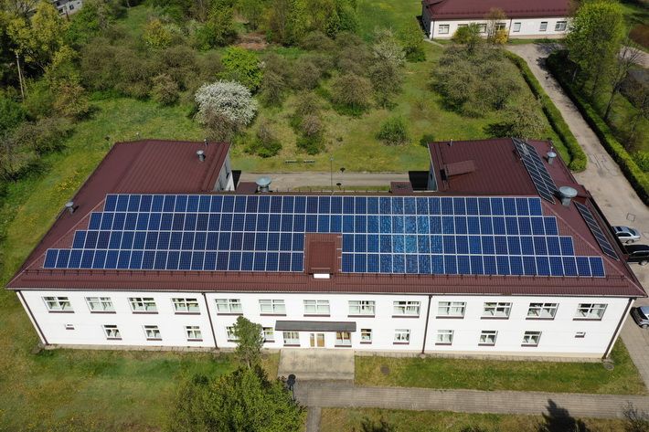 Alytaus rajone ant viešųjų pastatų daugėja saulės elektrinių