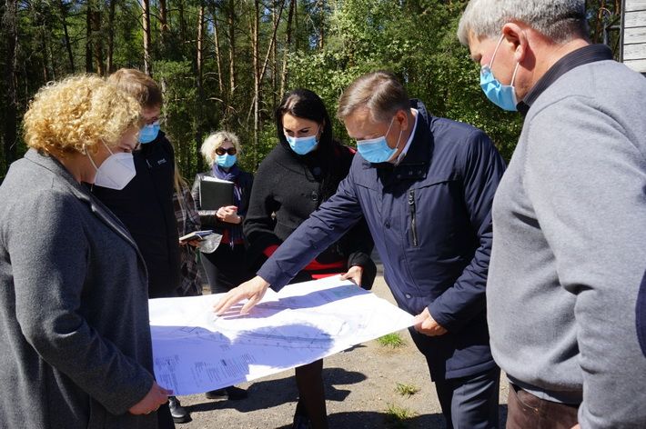 Bus atnaujinta sporto aikštė Nemunaityje, klausimas – ką daryti su nenaudojamais pastatais Makniūnuose ir Nemunaityje