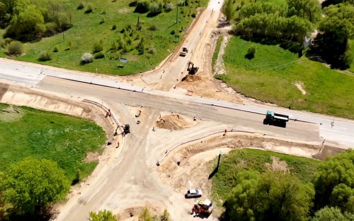 Kelyje ties Daugais įrenginėjama žiedinė sankryža (video)