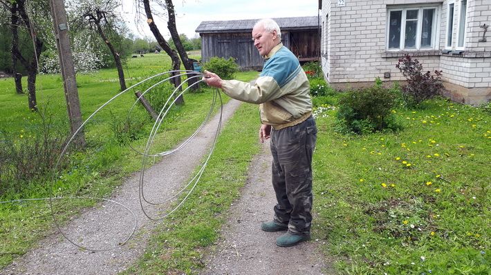 Rekonstruojant kelią Punioje ekskavatorius nutraukė elektros laidus (foto)