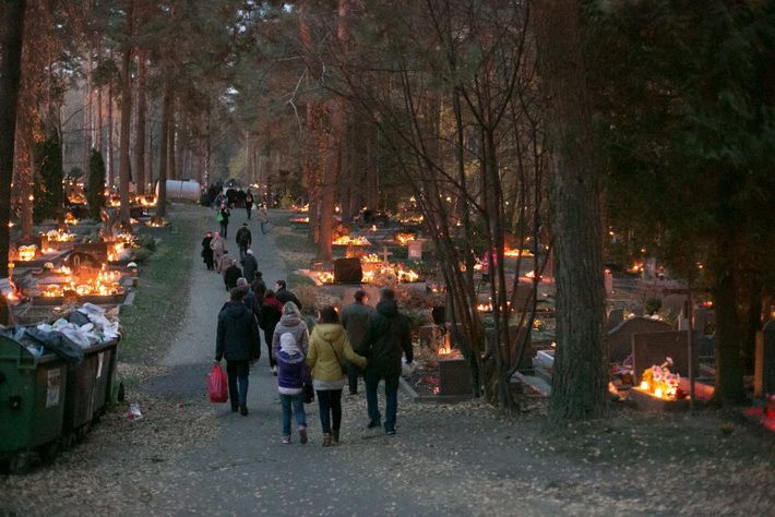 Kitokios Vėlinės: nebūtina visai giminei lankyti artimųjų kapų